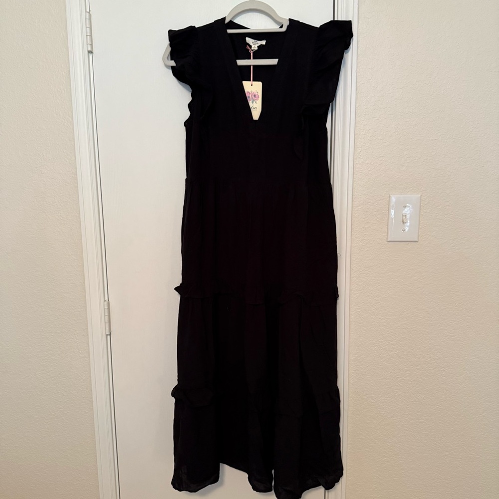 Entro Black Sleeveless V-Neck Maxi Sundress
